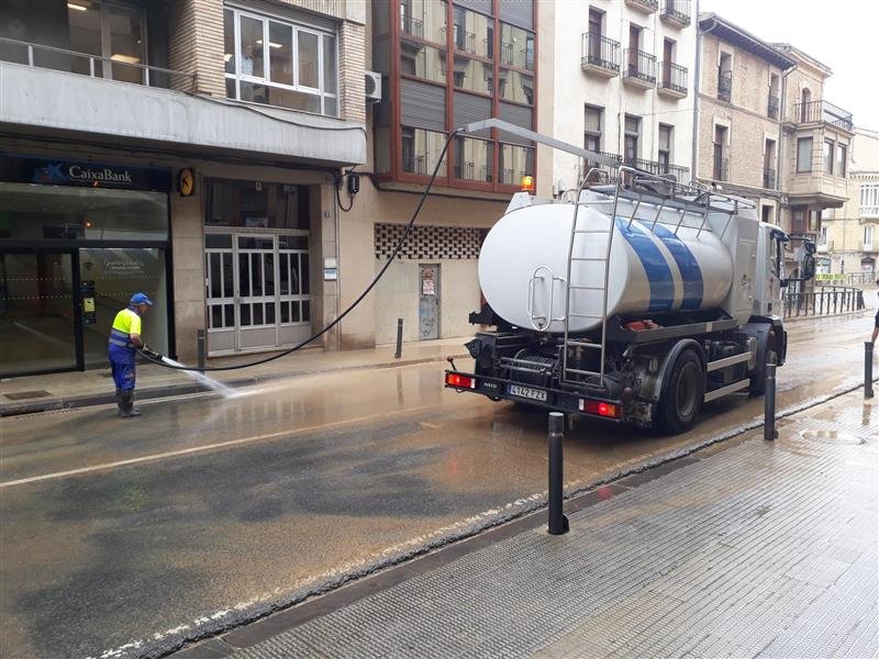 Foto de un operario de limpieza y un camion limpiando una calle de Tafalla